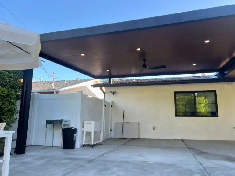 Insulated roof patio cover (ALU THERMA) installed by Aluglobus