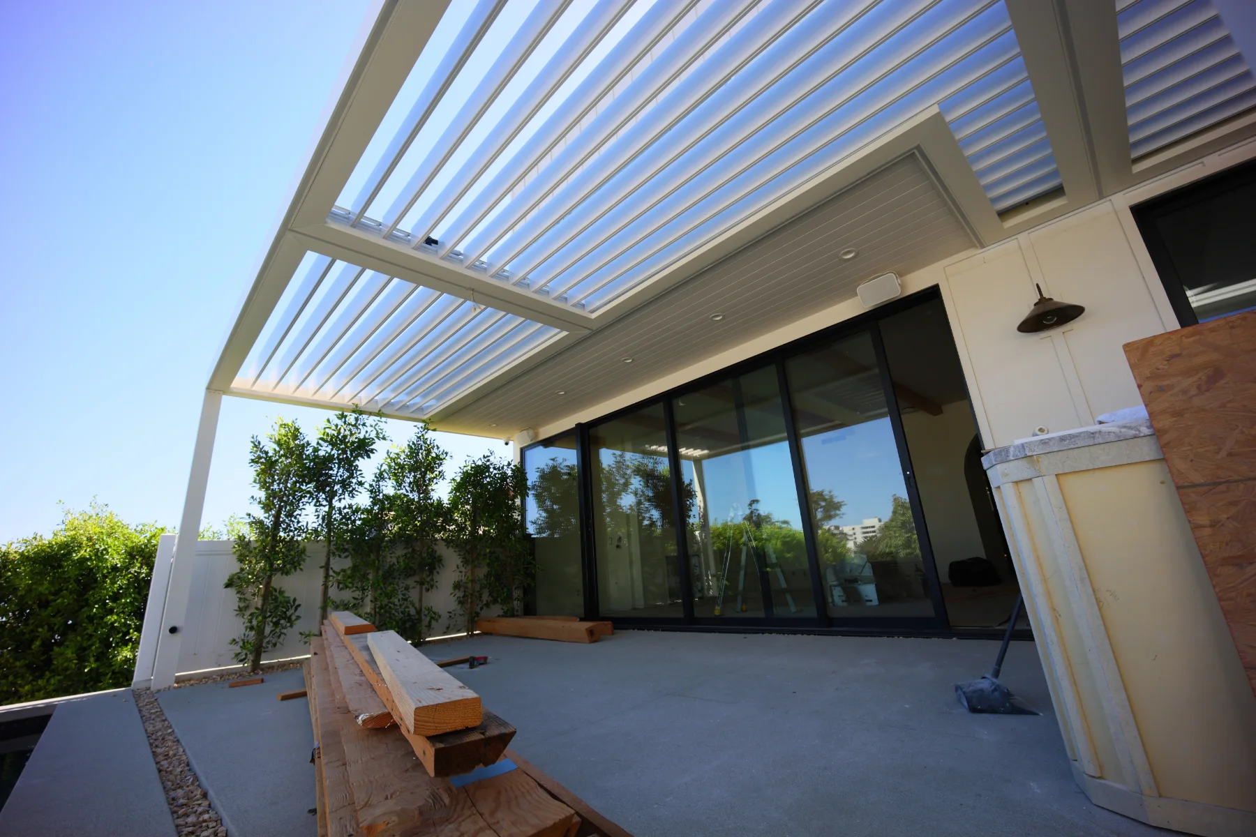 Automatic louver patio cover (ALU TANK) installed by Aluglobus