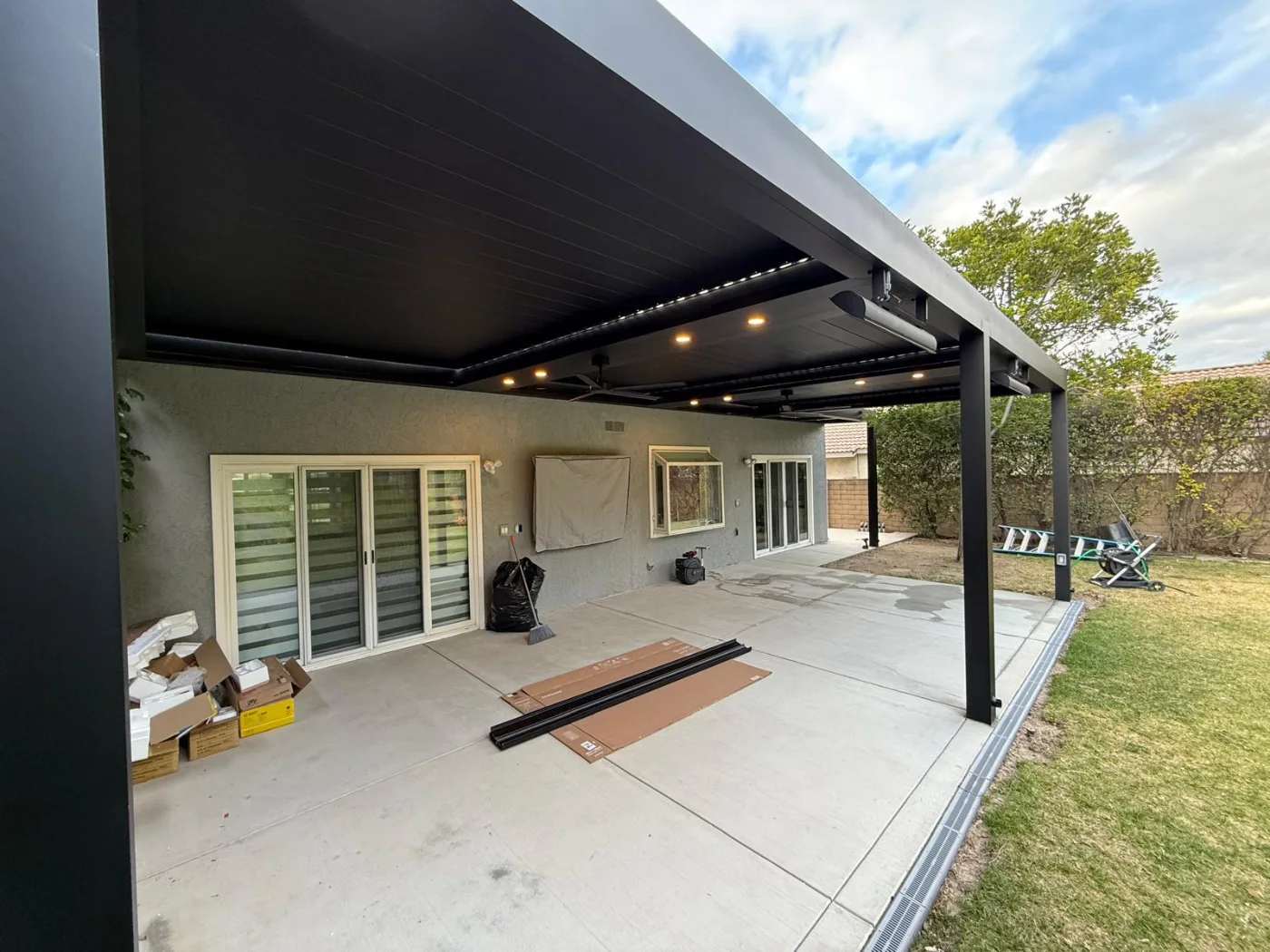 Automatic louver patio cover (ALU TANK)