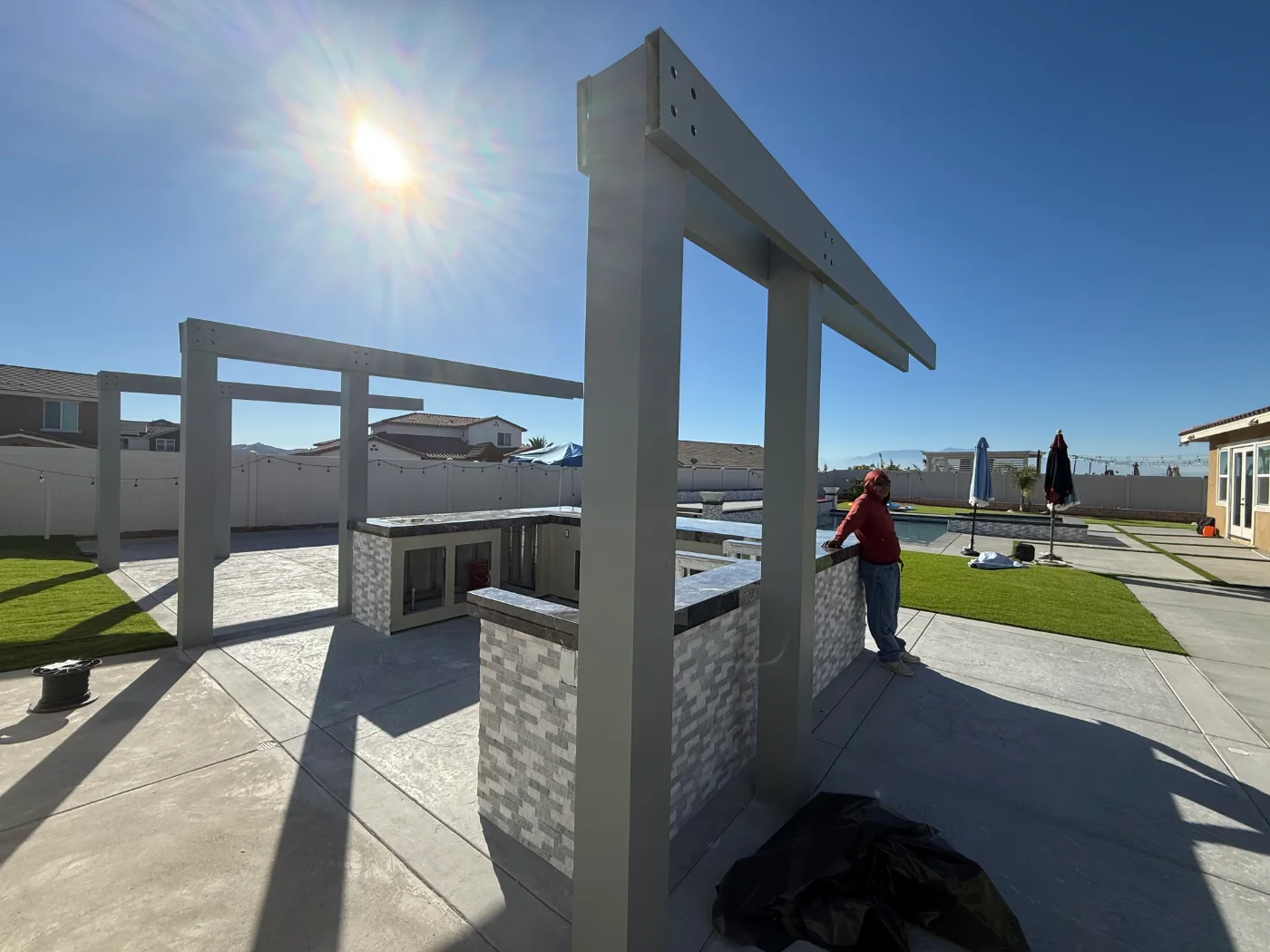 Automatic louver patio cover (ALU TANK)
