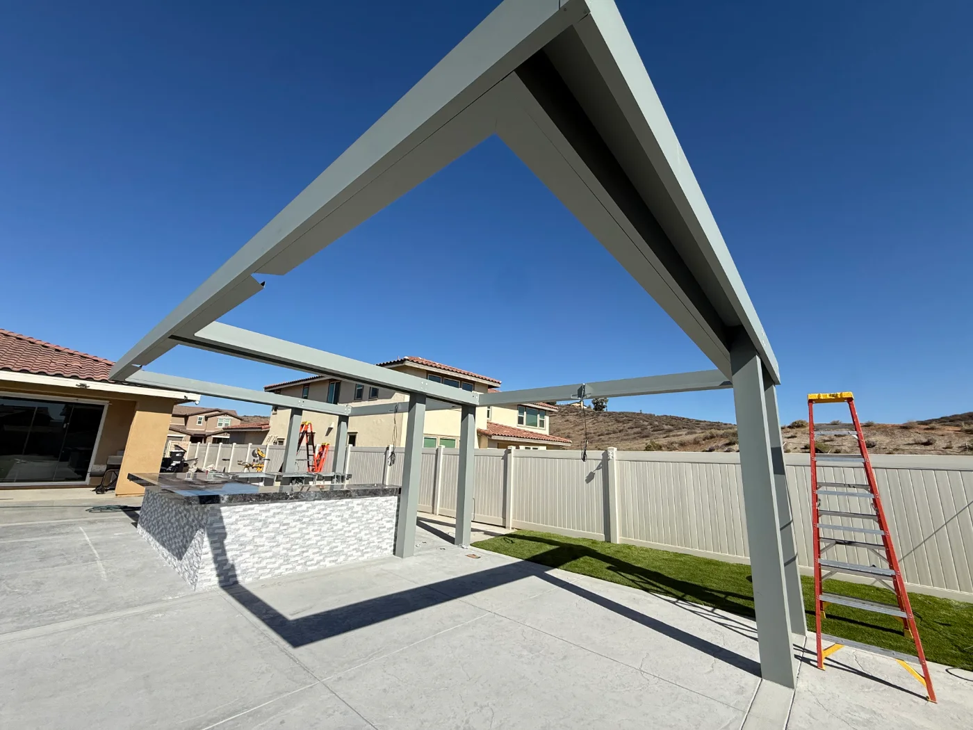 Automatic louver patio cover (ALU TANK)
