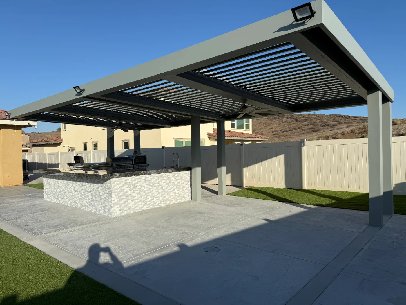Automatic louver patio cover (ALU TANK)