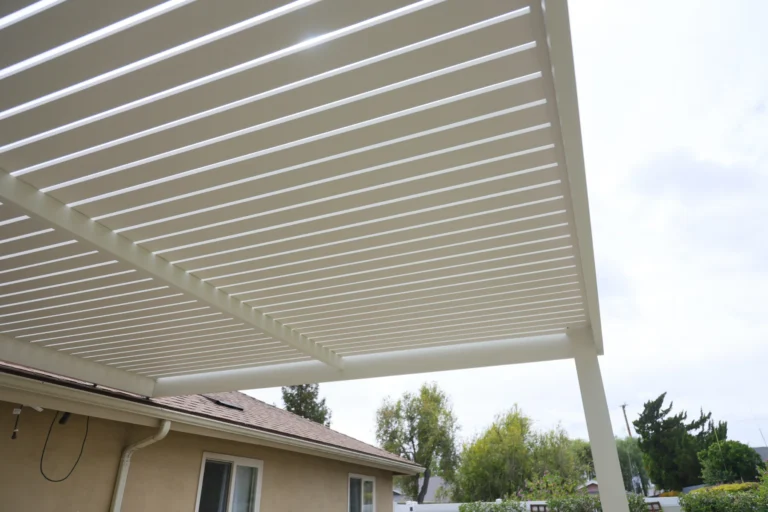 Aluminum slat roof patio cover (ALU LINEA) installed by Aluglobus