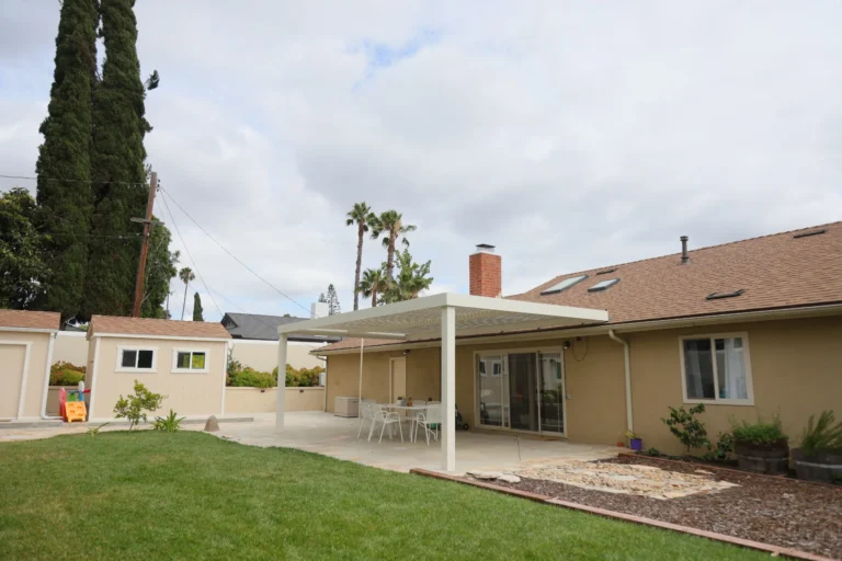 Aluminum slat roof patio cover (ALU LINEA) installed by Aluglobus