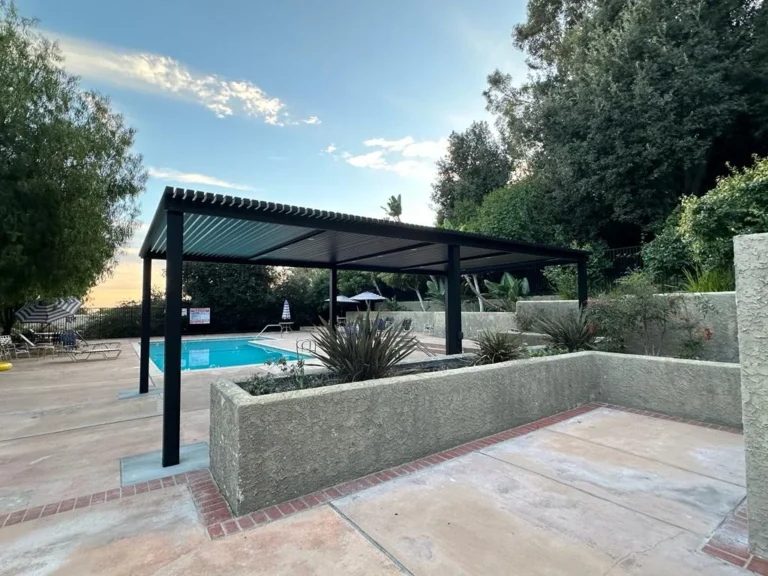 Aluminum slat roof patio cover (ALU LINEA) installed by Aluglobus