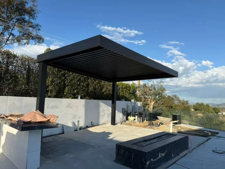 Aluminum slat roof patio cover (ALU LINEA) installed by Aluglobus