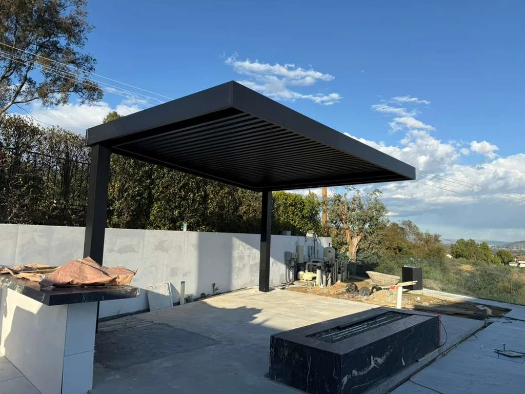 Aluminum slat roof patio cover (ALU LINEA) installed by Aluglobus
