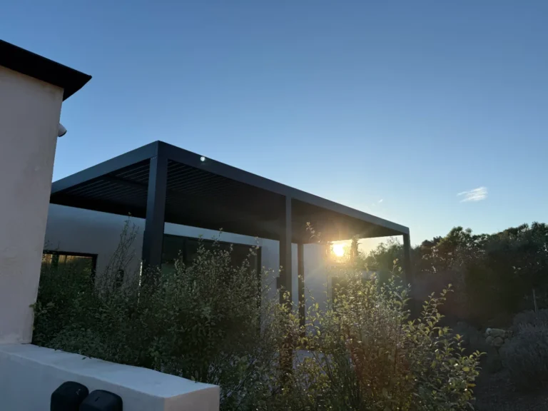 Aluminum slat roof patio cover (ALU LINEA) installed by Aluglobus