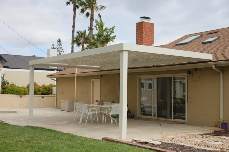 Aluminum slat roof patio cover (ALU LINEA) installed by Aluglobus