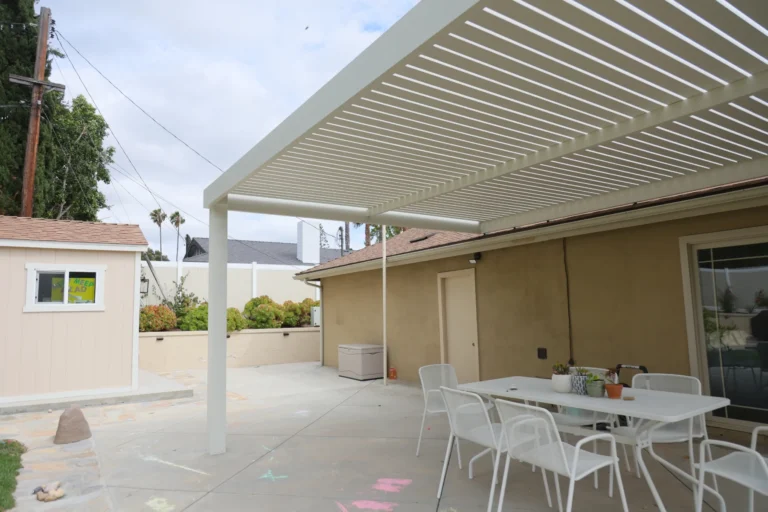 Aluminum slat roof patio cover (ALU LINEA) installed by Aluglobus