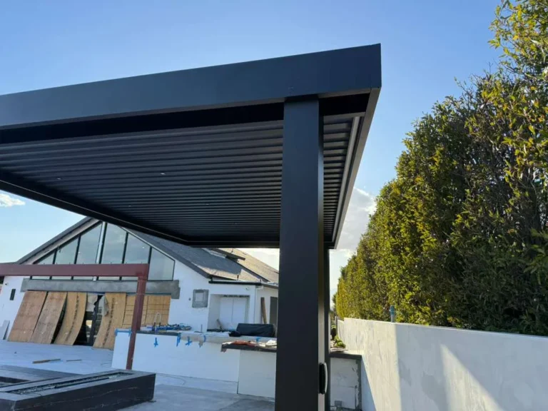 Aluminum slat roof patio cover (ALU LINEA) installed by Aluglobus