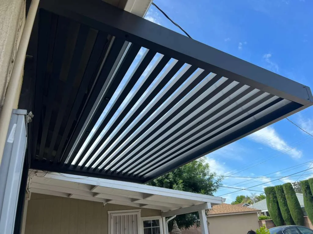 Aluminum slat roof patio cover (ALU LINEA) installed by Aluglobus