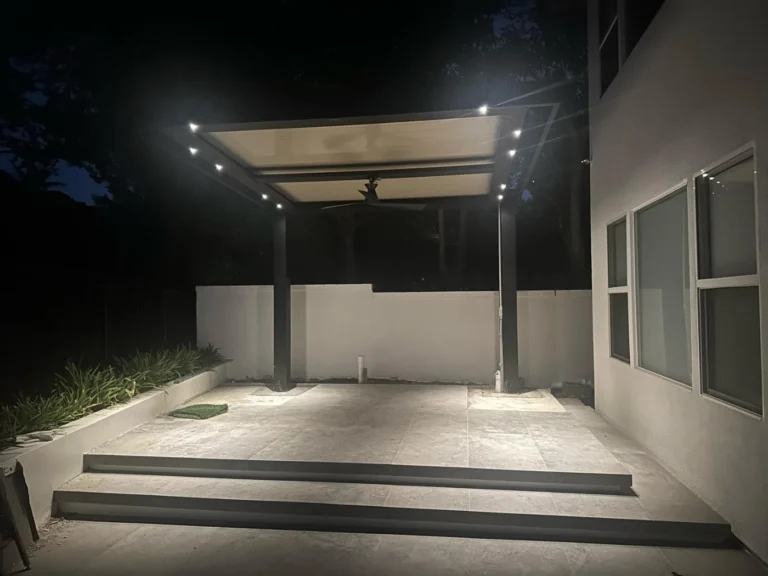 Aluminum slat roof patio cover (ALU LINEA) installed by Aluglobus