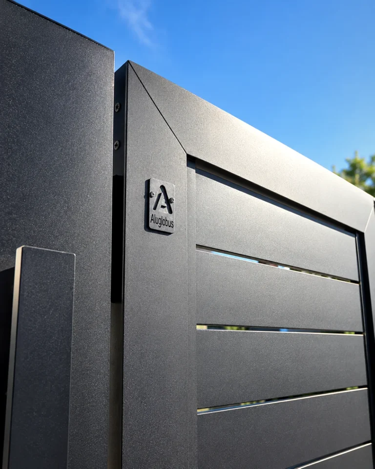 Corner of an Aluglobus HD gate frame