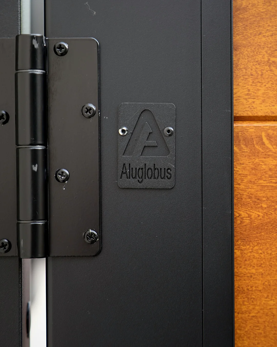 Heavy-duty hinge on an aluminum gate