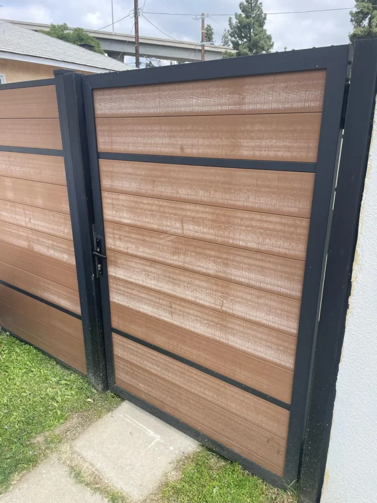 Not an Aluglobus product. Field photo: composite gate with uneven fading on the boards