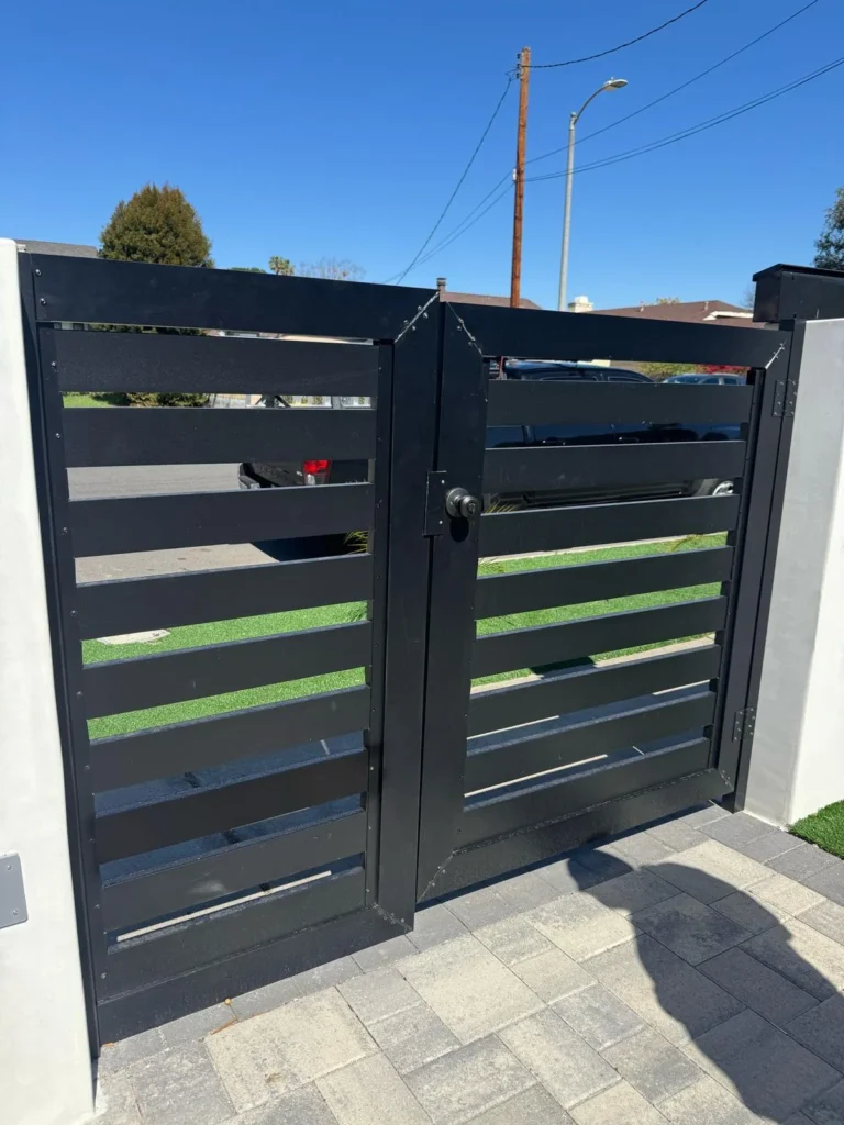 Not an Aluglobus product. Field photo: imported aluminum double slat gate