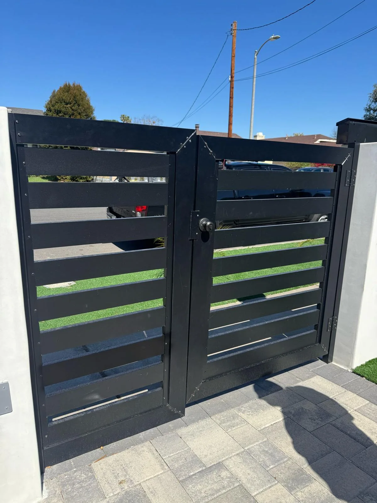 Not an Aluglobus product. Field photo: imported aluminum double slat gate