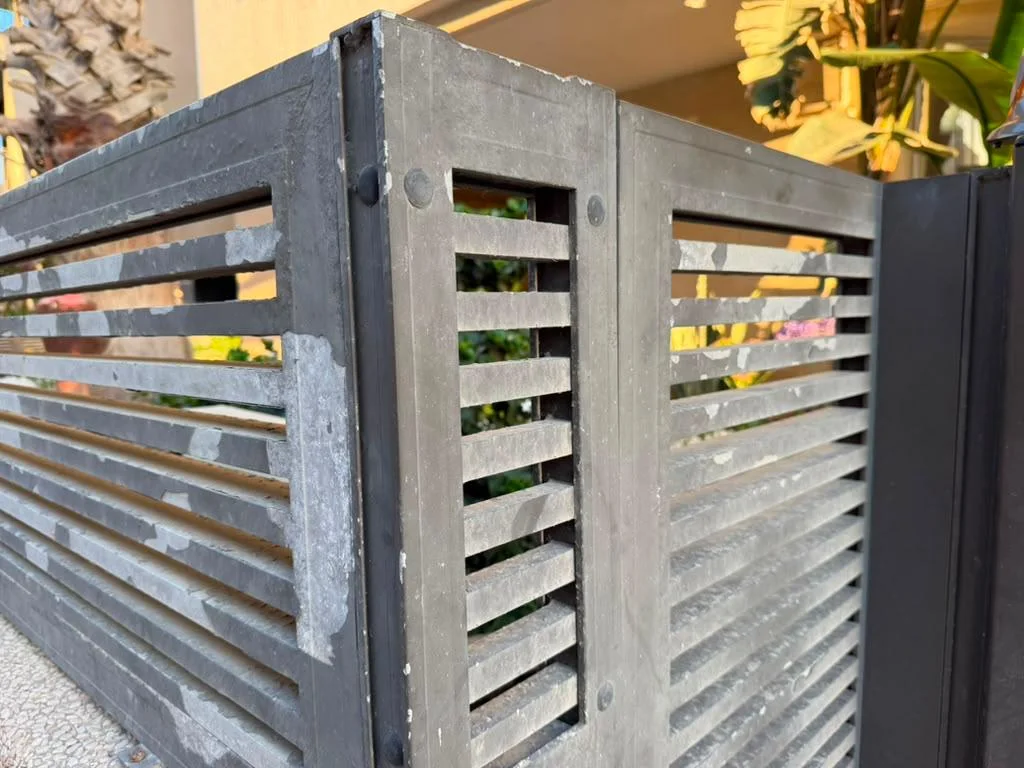 Not an Aluglobus product. Field photo: peeling powder coat at an aluminum fence corner