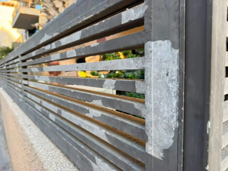 Not an Aluglobus product. Field photo: standard powder coat peeling off an aluminum fence